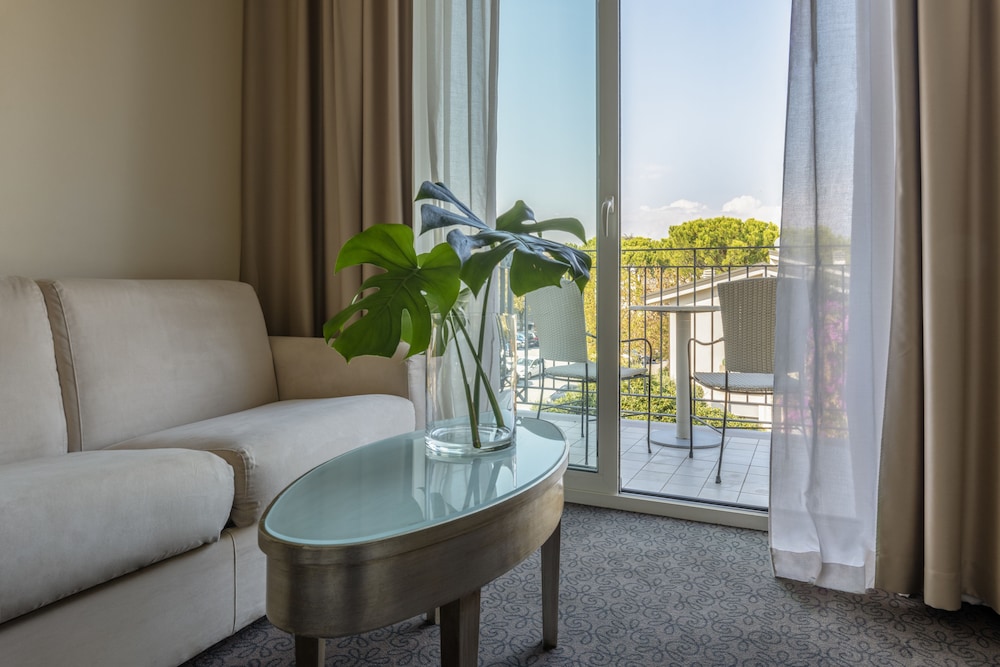 Villa Rosa Hotel — Hotel rooms in Desenzano del Garda, Lombardy
