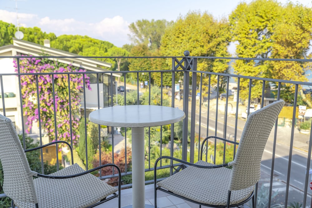 Villa Rosa Hotel — Hotel building in Desenzano del Garda, Lombardy
