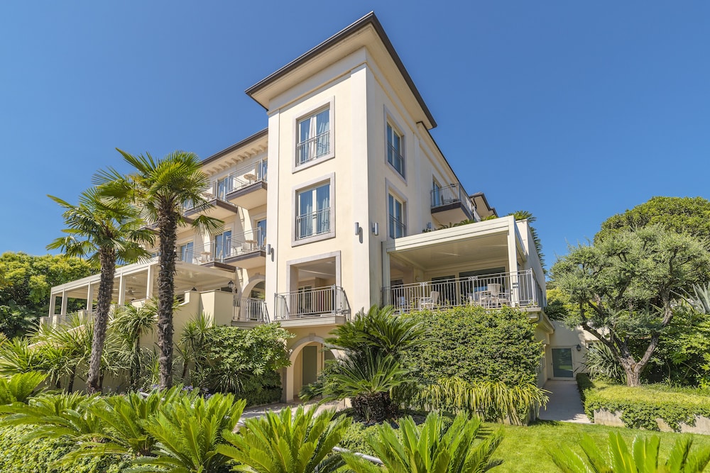 Villa Rosa Hotel — Hotel building in Desenzano del Garda, Lombardy