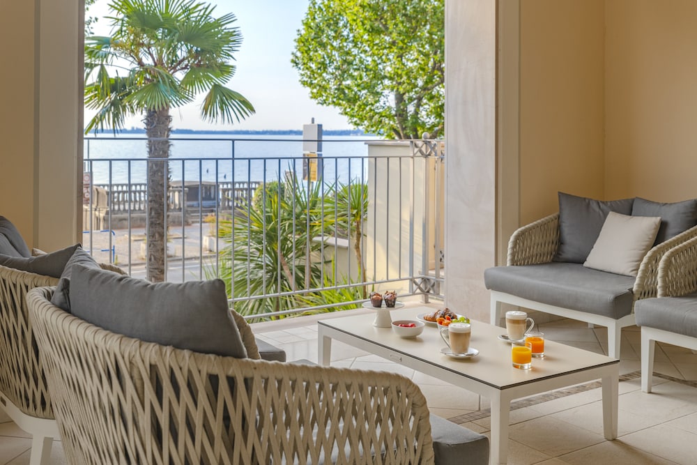 Villa Rosa Hotel — Hotel rooms in Desenzano del Garda, Lombardy