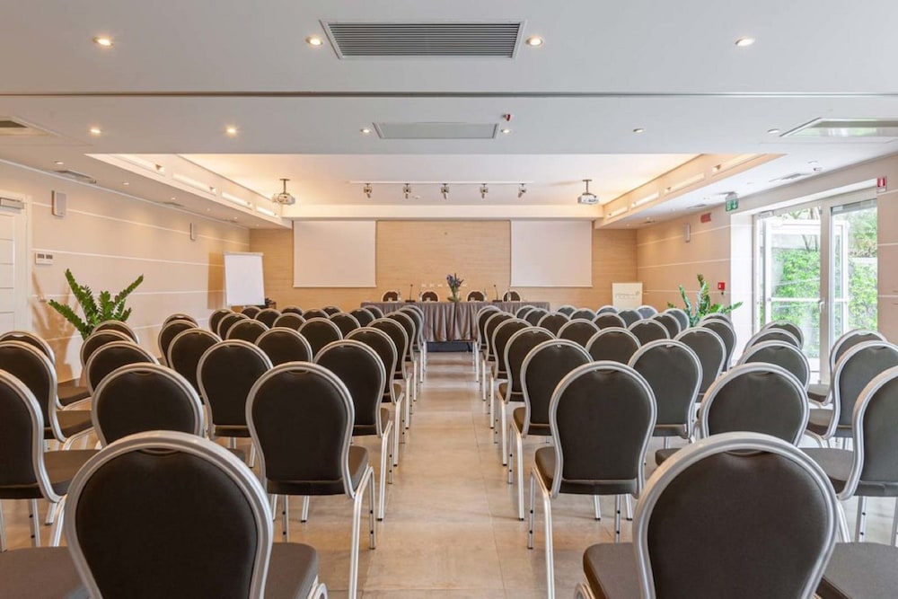 Villa Rosa Hotel — Hotel building in Desenzano del Garda, Lombardy