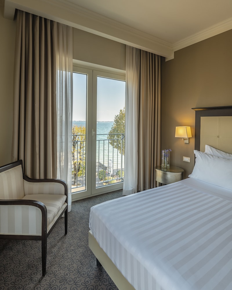 Villa Rosa Hotel — Hotel rooms in Desenzano del Garda, Lombardy