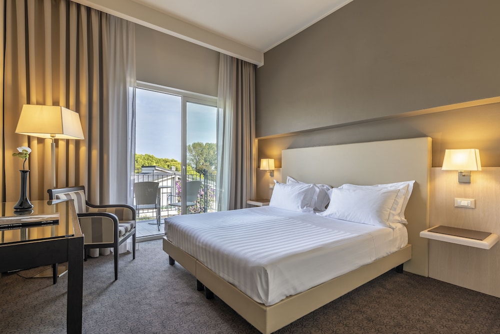 Villa Rosa Hotel — Hotel rooms in Desenzano del Garda, Lombardy
