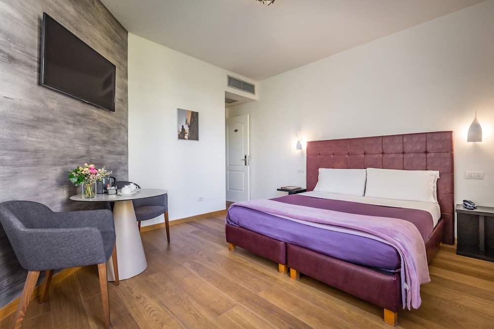 Hotel La Scaletta Al Ponte Vecchio — Hotel rooms in Florence, Tuscany