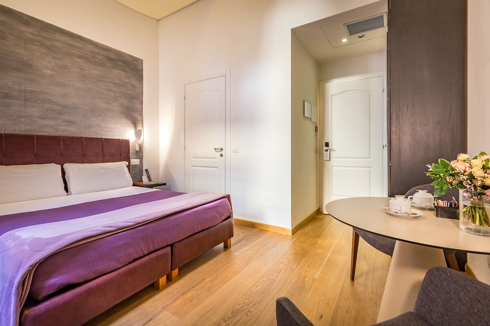 Hotel La Scaletta Al Ponte Vecchio — Hotel rooms in Florence, Tuscany