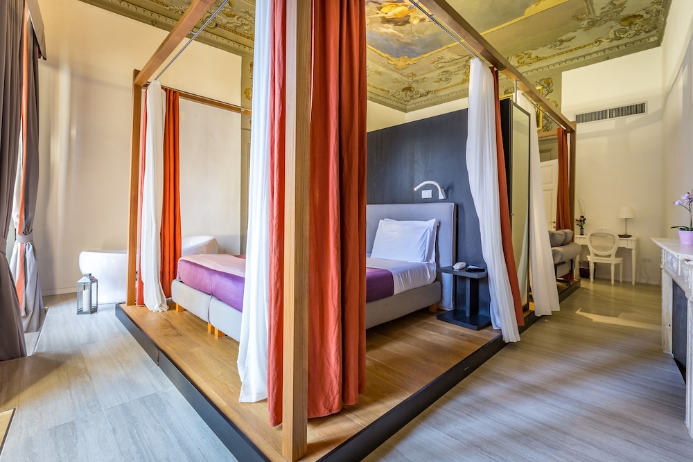 Hotel La Scaletta Al Ponte Vecchio — Hotel rooms in Florence, Tuscany