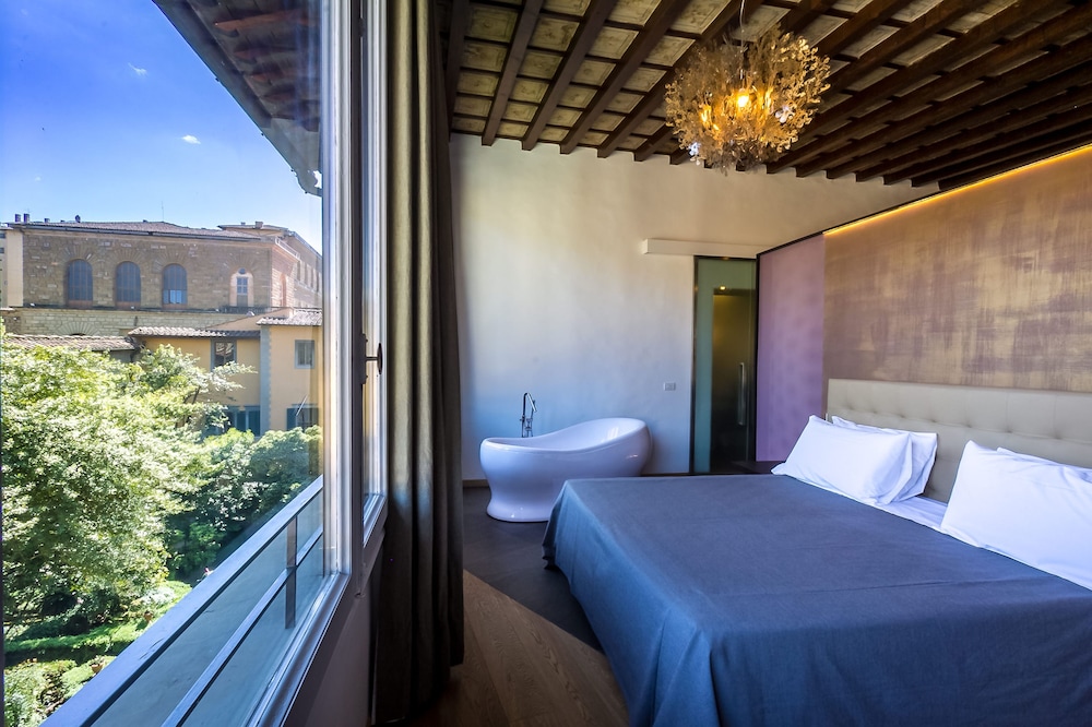Hotel La Scaletta Al Ponte Vecchio — Hotel rooms in Florence, Tuscany