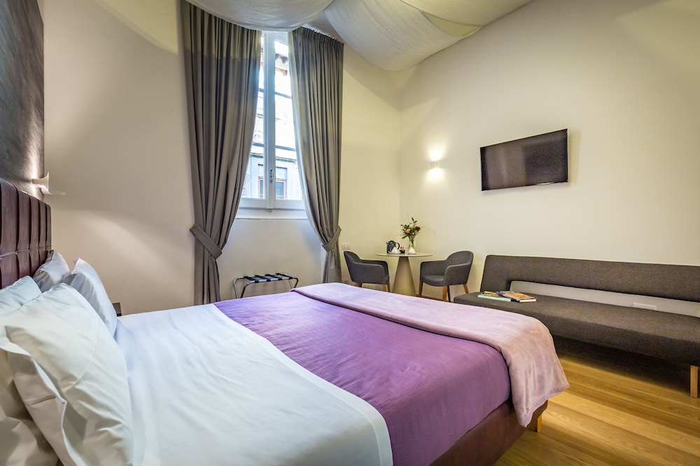 Hotel La Scaletta Al Ponte Vecchio — Hotel rooms in Florence, Tuscany