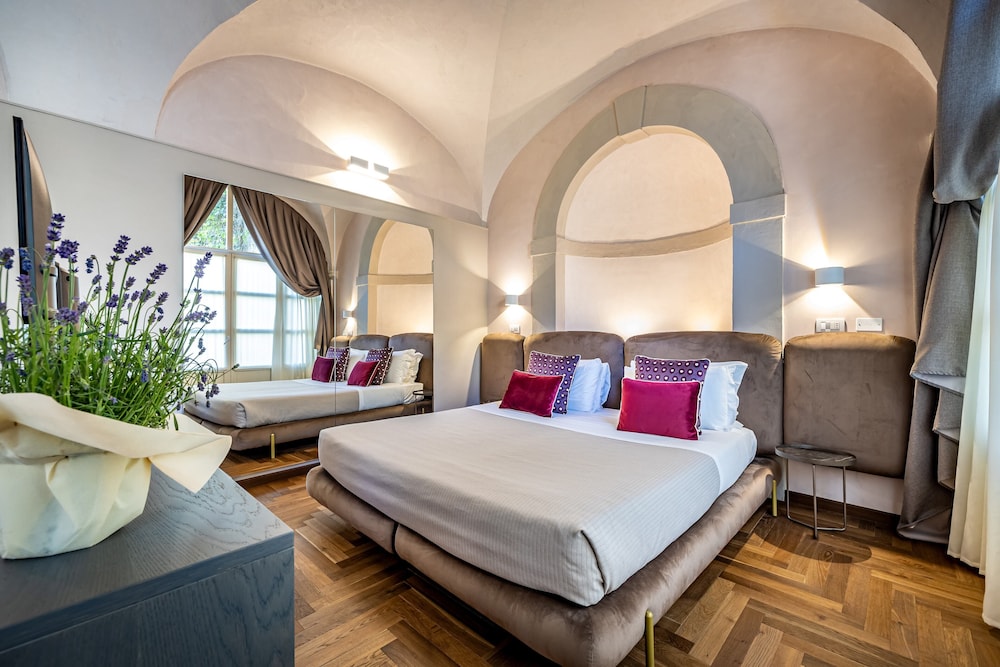 Hotel La Scaletta Al Ponte Vecchio — Hotel rooms in Florence, Tuscany