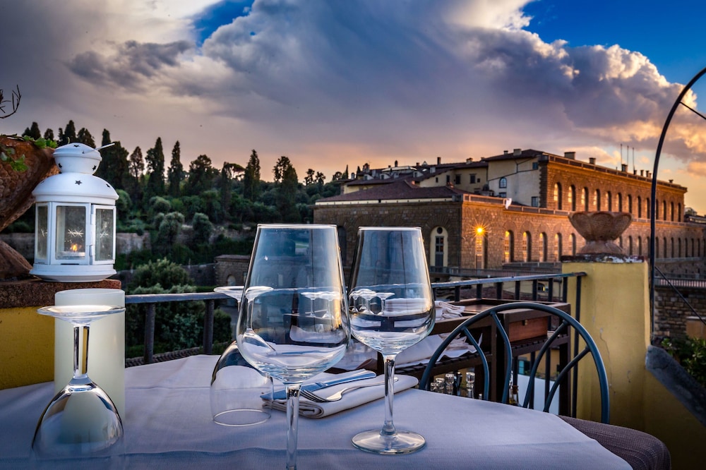 Hotel La Scaletta Al Ponte Vecchio — Restaurant & bars in Florence, Tuscany