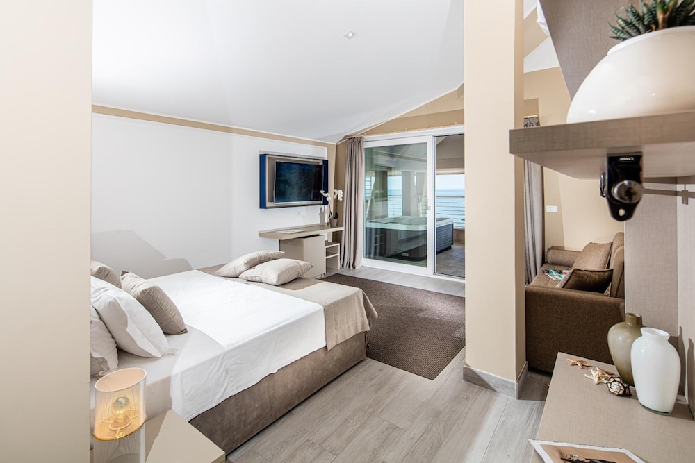 Hotel Capitol — Hotel rooms in Jesolo, Veneto