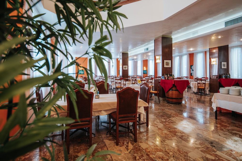 Hotel Capitol — Restaurant & bars in Jesolo, Veneto