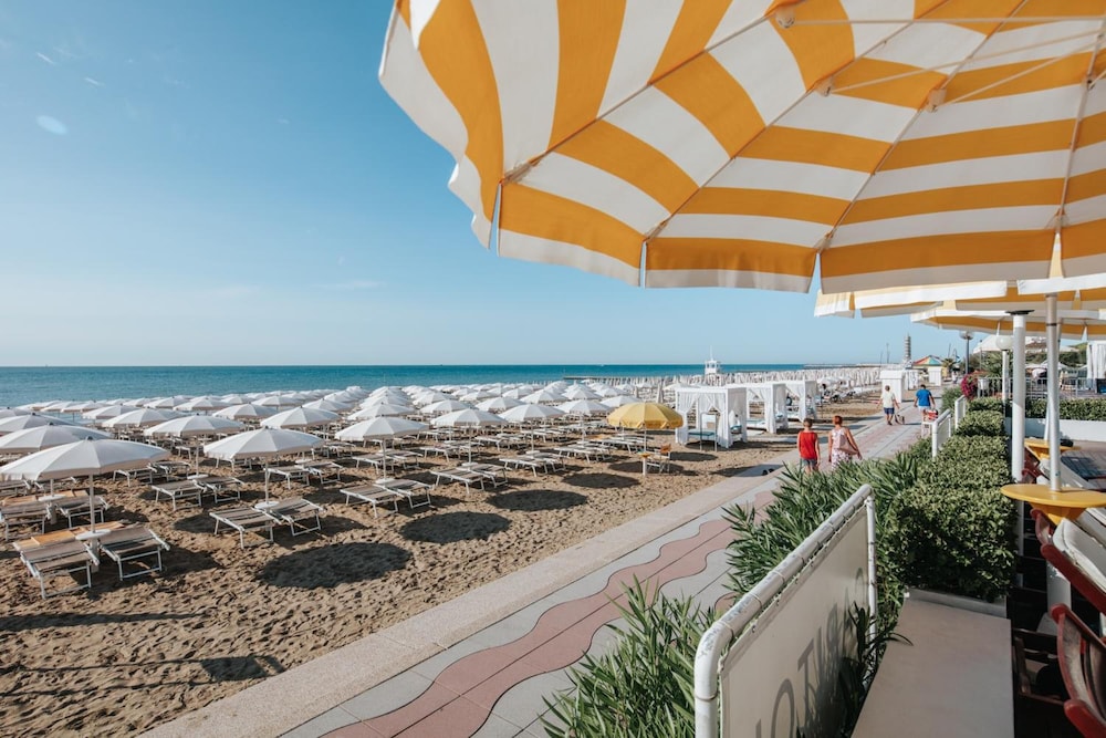 Hotel Capitol — Beach in Jesolo, Veneto