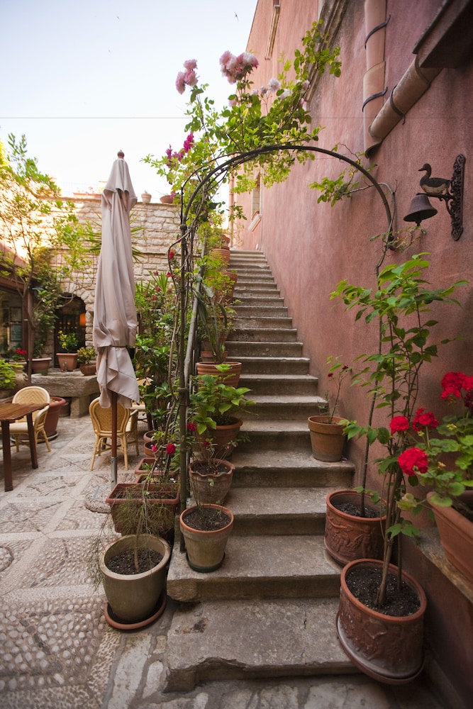 Hotel Elimo — Restaurant & bars in Erice, Sicily