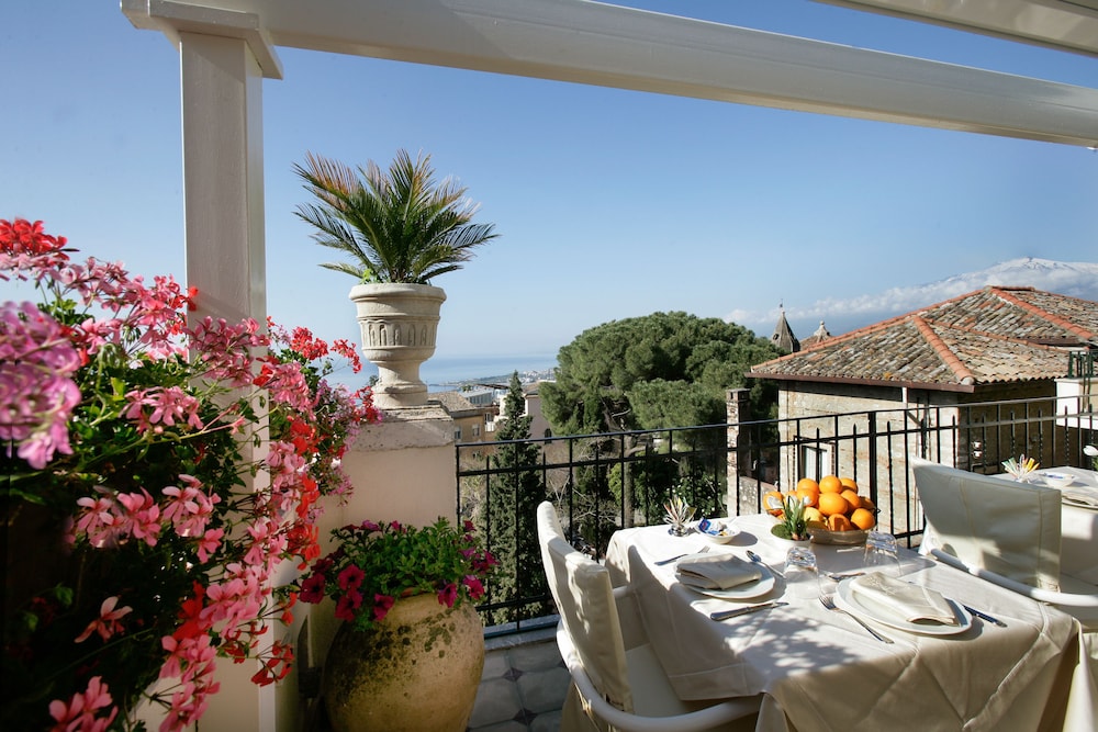 Villa Taormina — Restaurant & bars in Taormina, Sicily