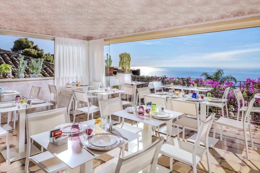 Villa Taormina — Restaurant & bars in Taormina, Sicily
