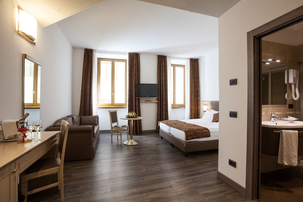 Hotel Portici Romantik & Wellness — Hotel rooms in Riva del Garda, Trentino-Alto Adige