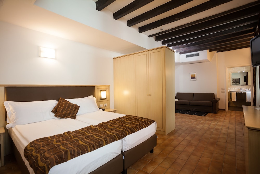 Hotel Portici Romantik & Wellness — Hotel rooms in Riva del Garda, Trentino-Alto Adige