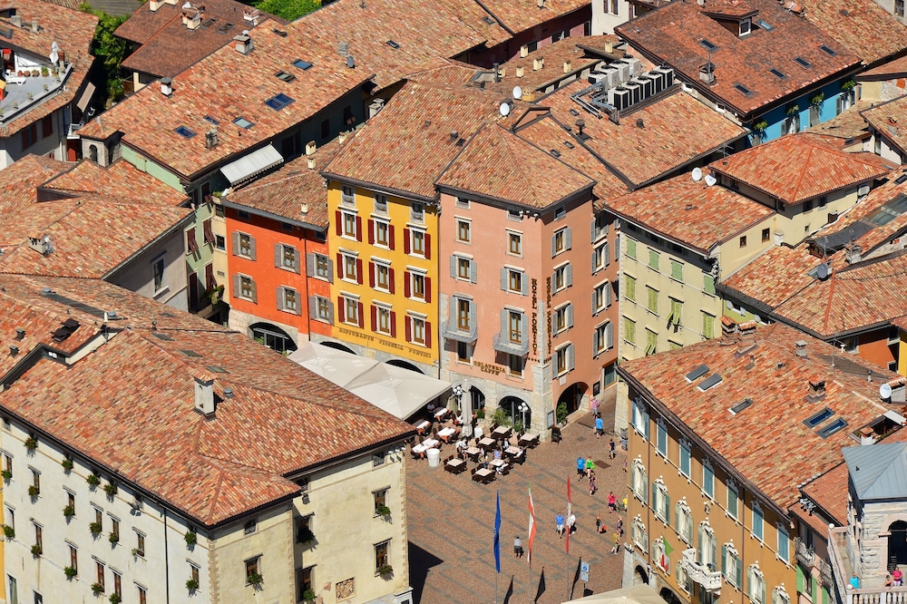 Hotel Portici Romantik & Wellness — Hotel building in Riva del Garda, Trentino-Alto Adige