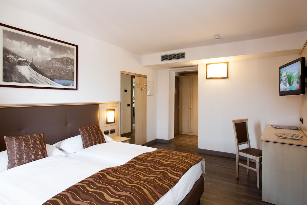 Hotel Portici Romantik & Wellness — Hotel rooms in Riva del Garda, Trentino-Alto Adige