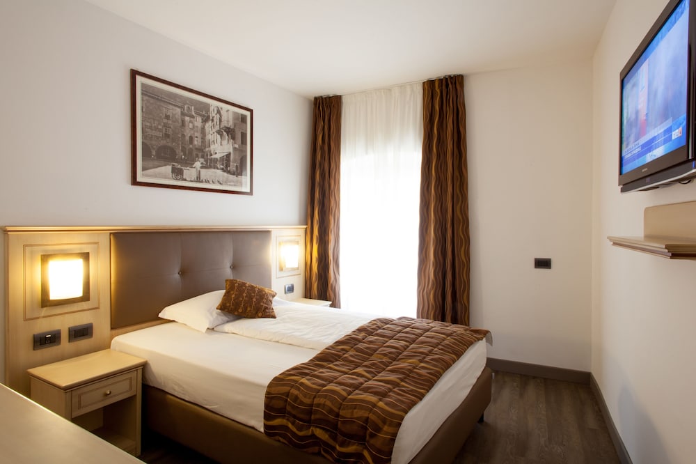Hotel Portici Romantik & Wellness — Hotel rooms in Riva del Garda, Trentino-Alto Adige