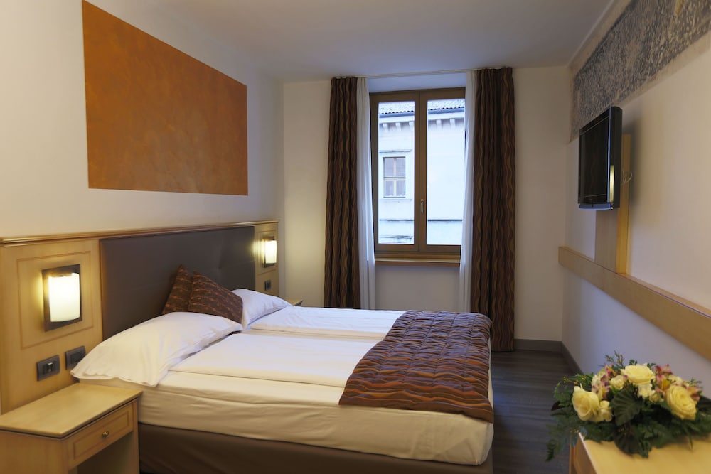 Hotel Portici Romantik & Wellness — Hotel rooms in Riva del Garda, Trentino-Alto Adige