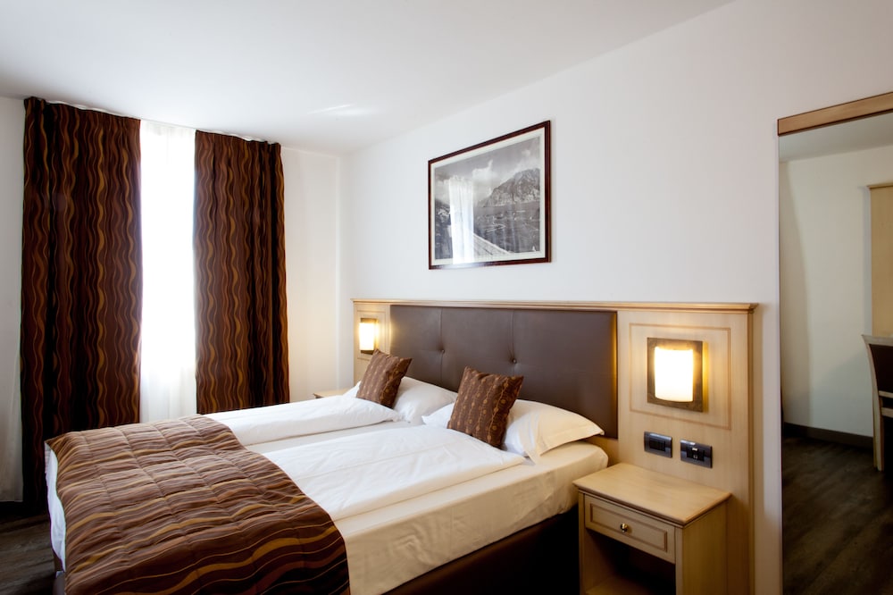 Hotel Portici Romantik & Wellness — Hotel rooms in Riva del Garda, Trentino-Alto Adige