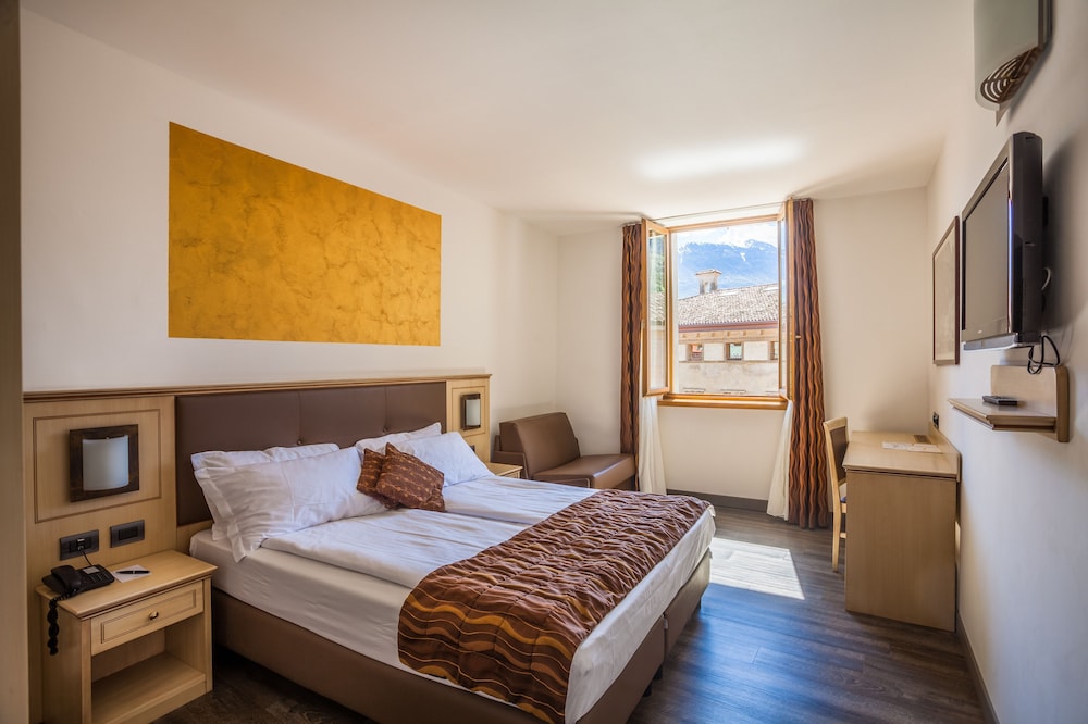 Hotel Portici Romantik & Wellness — Hotel rooms in Riva del Garda, Trentino-Alto Adige
