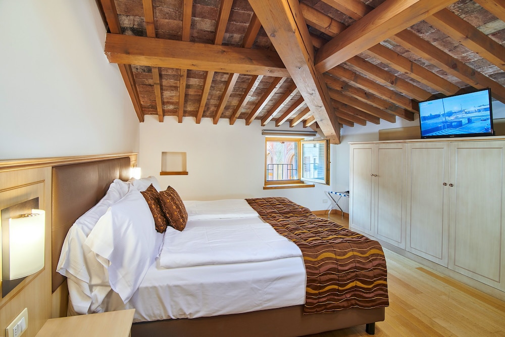 Hotel Portici Romantik & Wellness — Hotel rooms in Riva del Garda, Trentino-Alto Adige