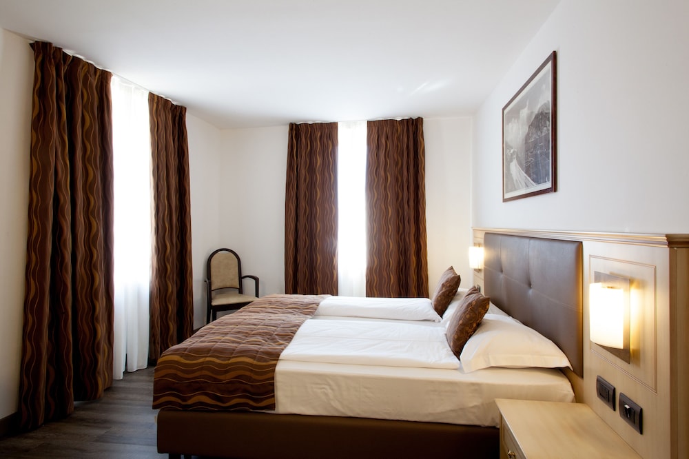 Hotel Portici Romantik & Wellness — Hotel rooms in Riva del Garda, Trentino-Alto Adige