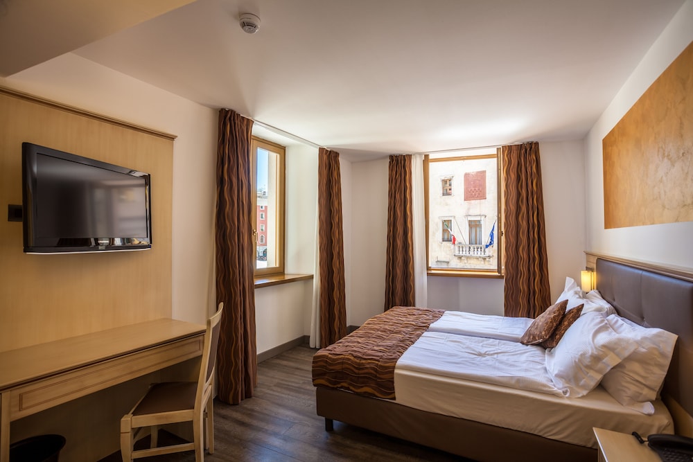 Hotel Portici Romantik & Wellness — Hotel rooms in Riva del Garda, Trentino-Alto Adige