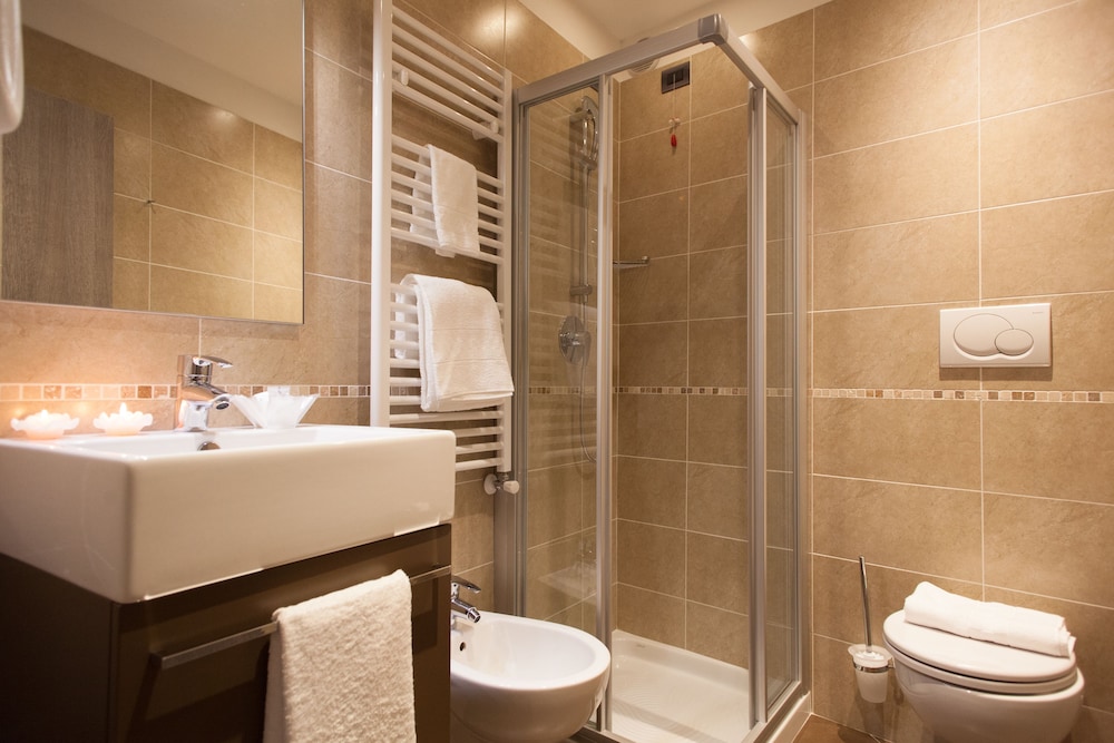 Hotel Portici Romantik & Wellness — Hotel rooms in Riva del Garda, Trentino-Alto Adige