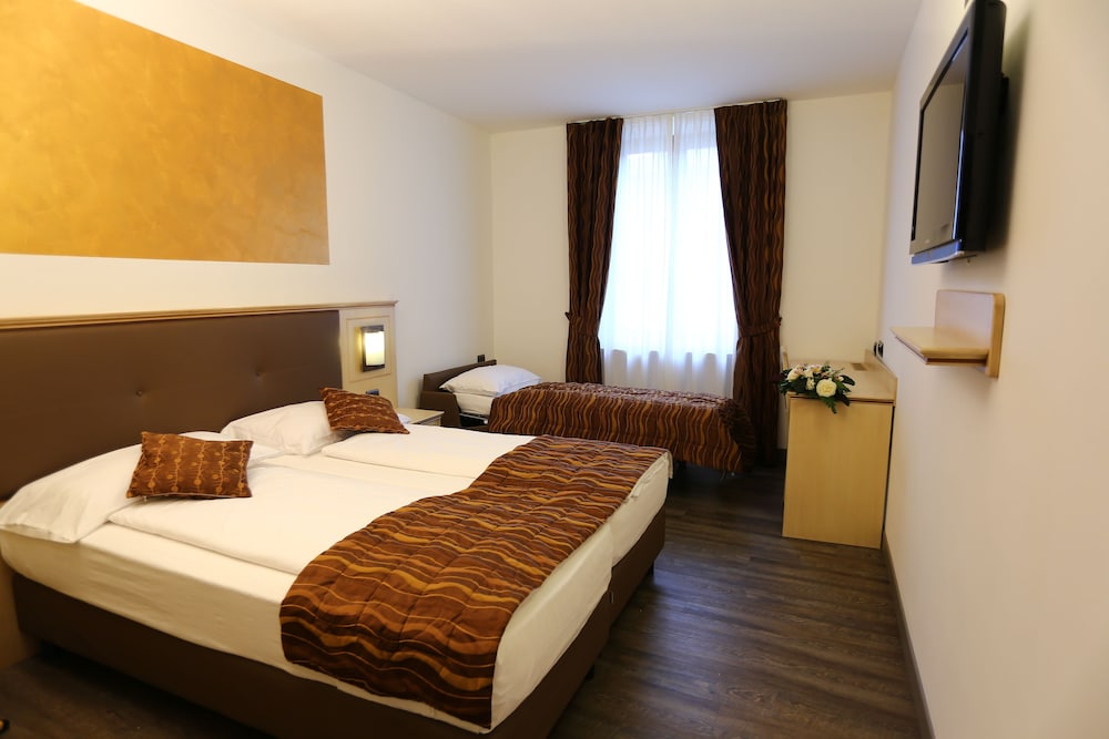 Hotel Portici Romantik & Wellness — Hotel rooms in Riva del Garda, Trentino-Alto Adige