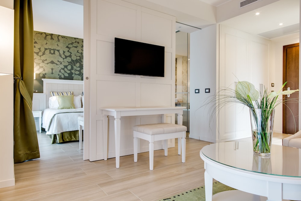 Madrigale Panoramic Lifestyle & Soulful Hotel — Hotel rooms in Costermano, Veneto