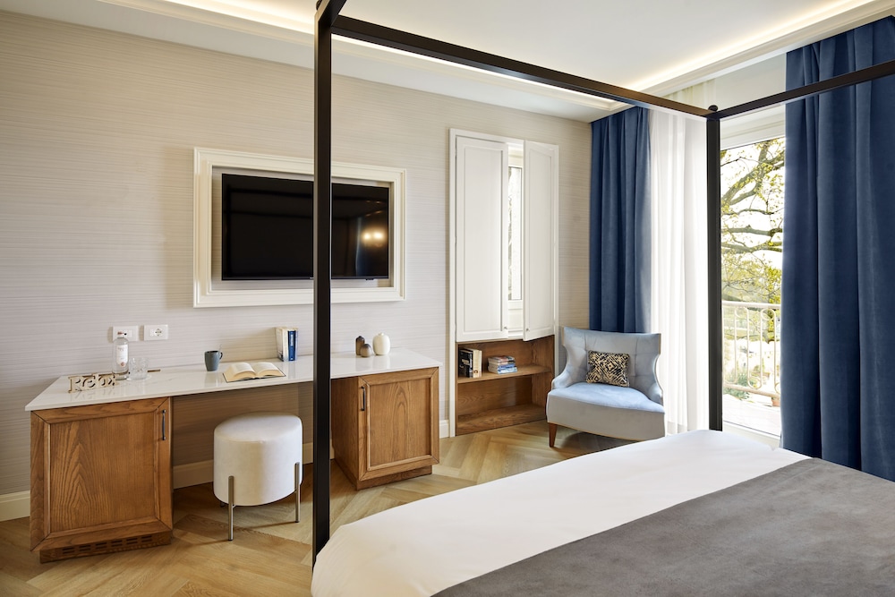 Madrigale Panoramic Lifestyle & Soulful Hotel — Hotel rooms in Costermano, Veneto
