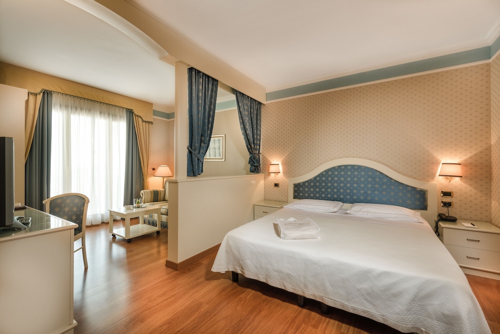 Madrigale Panoramic Lifestyle & Soulful Hotel — Hotel rooms in Costermano, Veneto