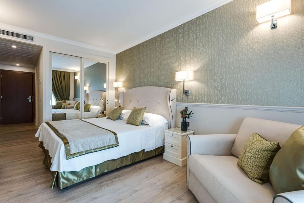 Madrigale Panoramic Lifestyle & Soulful Hotel — Hotel rooms in Costermano, Veneto