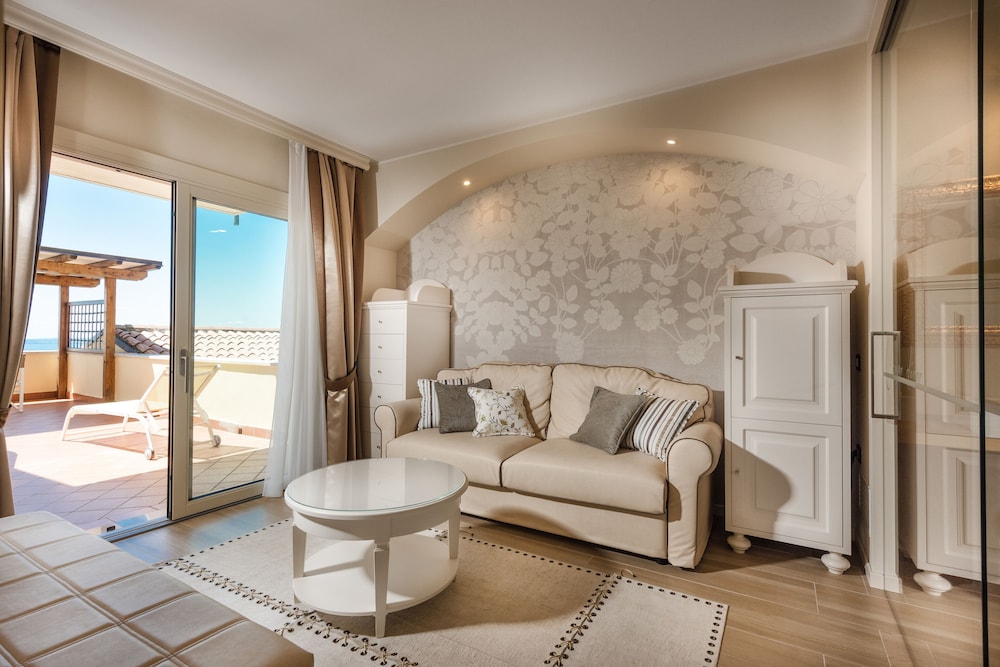 Madrigale Panoramic Lifestyle & Soulful Hotel — Hotel rooms in Costermano, Veneto