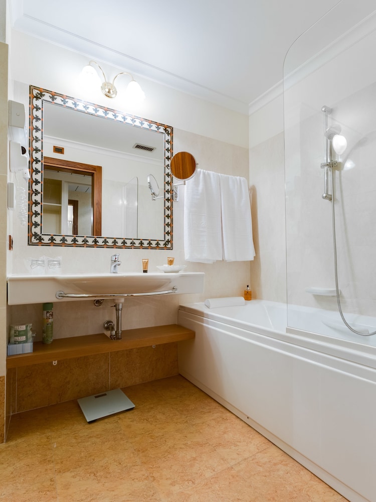 Madrigale Panoramic Lifestyle & Soulful Hotel — Hotel rooms in Costermano, Veneto