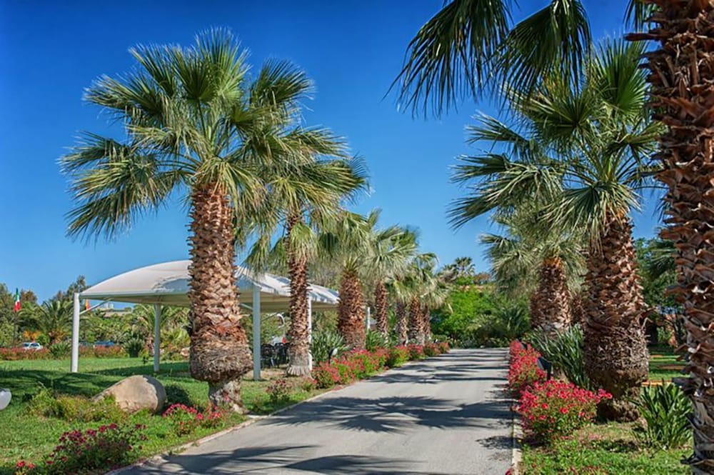 Acacia Resort — Hotel building in Campofelice di Roccella, Sicily