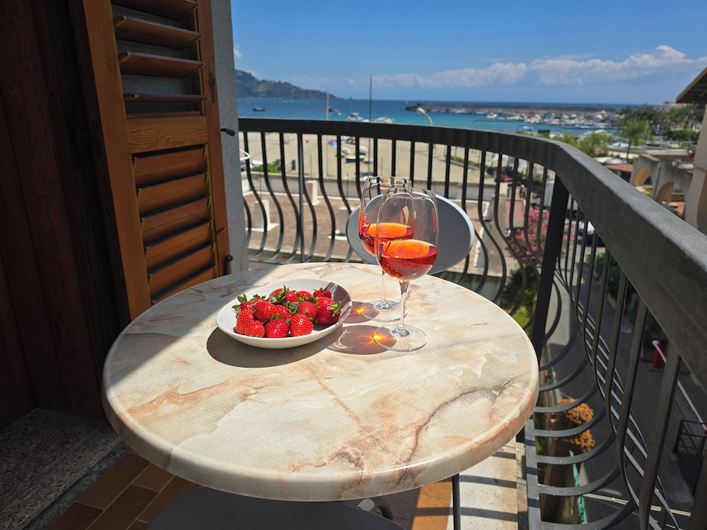 apart hotel Kalaskiso' — Hotel rooms in Giardini Naxos, Sicily
