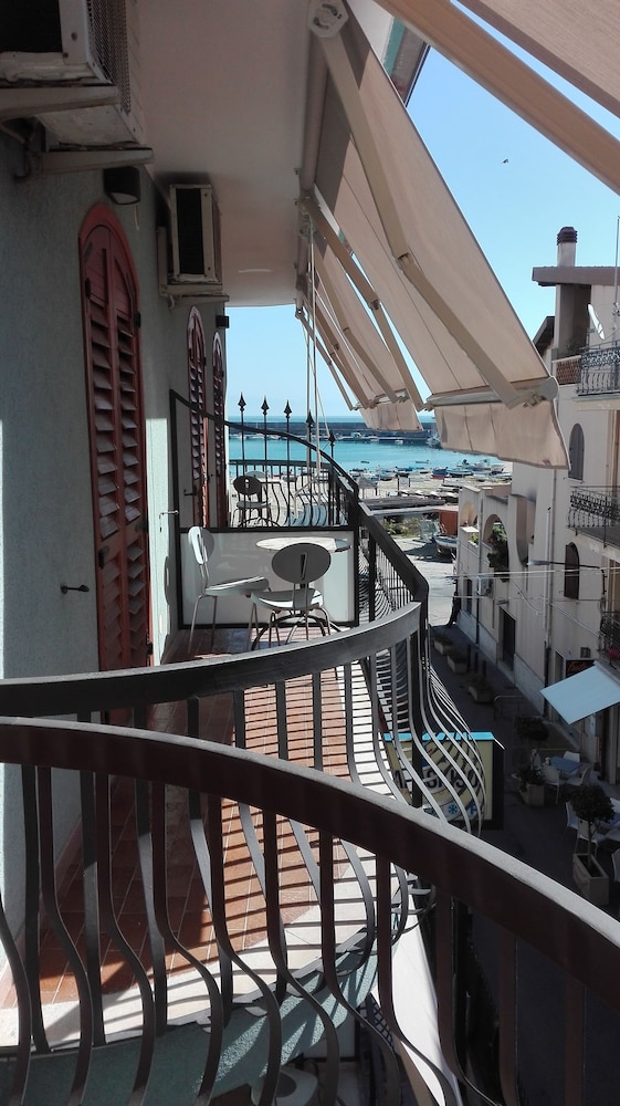 apart hotel Kalaskiso' — Hotel rooms in Giardini Naxos, Sicily