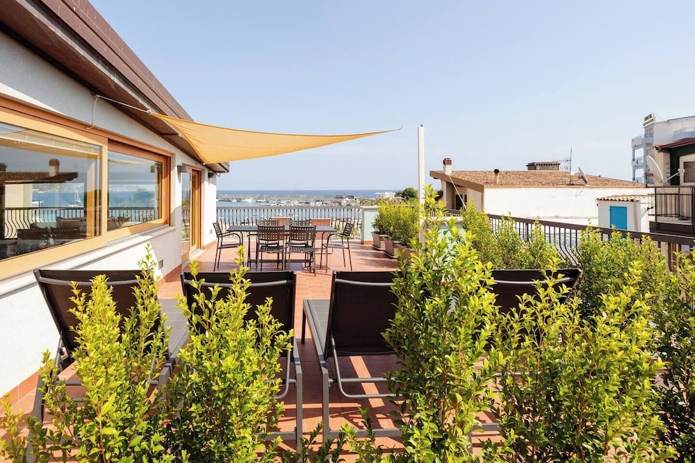 apart hotel Kalaskiso' — Hotel building in Giardini Naxos, Sicily