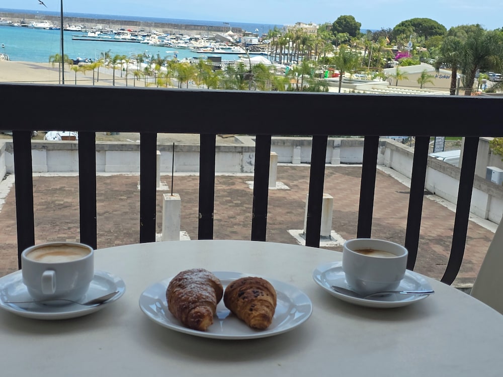 apart hotel Kalaskiso' — Hotel rooms in Giardini Naxos, Sicily