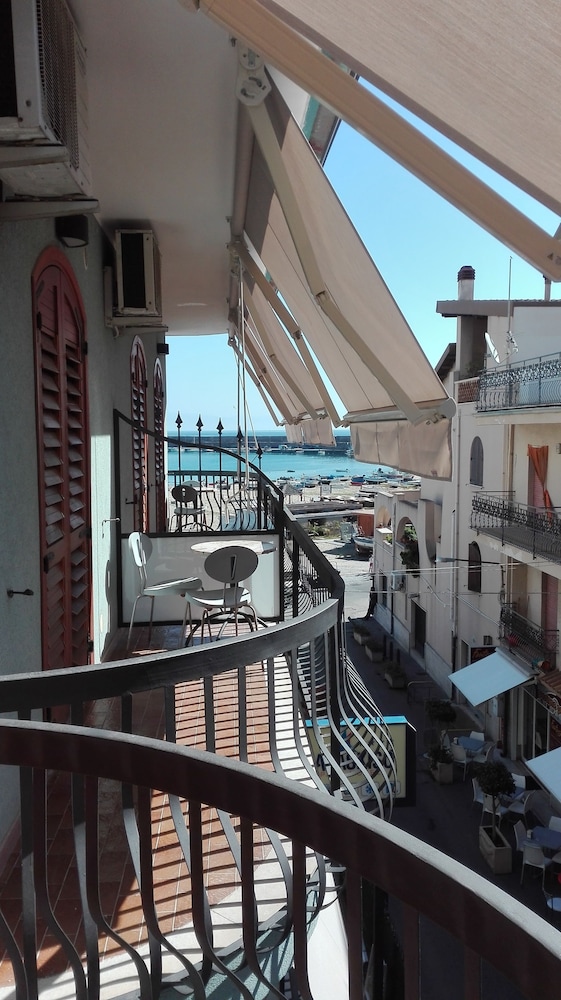 apart hotel Kalaskiso' — Hotel rooms in Giardini Naxos, Sicily