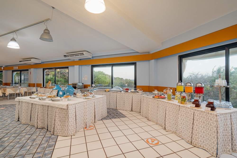 Club Hotel Residence Baiaverde — Restaurant & bars in Valledoria, Sardinia
