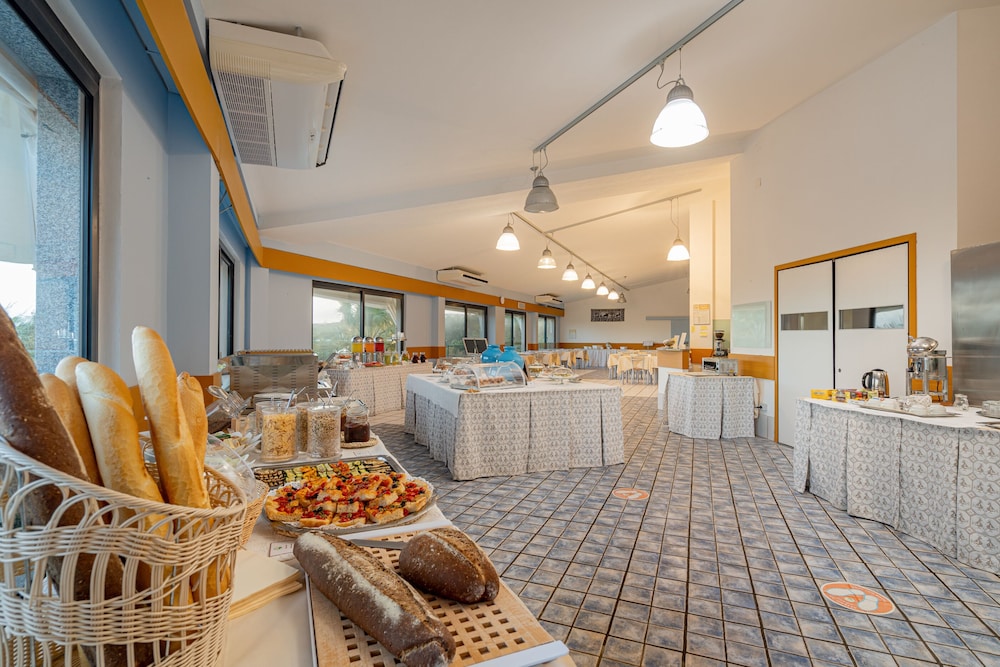 Club Hotel Residence Baiaverde — Restaurant & bars in Valledoria, Sardinia