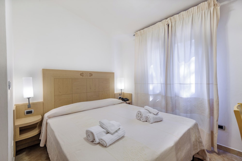 Club Hotel Residence Baiaverde — Hotel rooms in Valledoria, Sardinia
