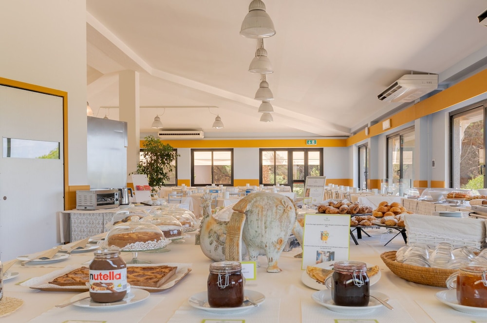 Club Hotel Residence Baiaverde — Restaurant & bars in Valledoria, Sardinia