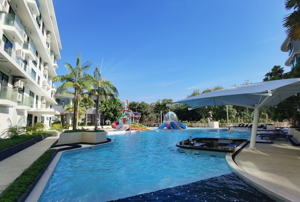 Wyndham La Vita Rawai Phuket — Swimming pool in Rawai, Phuket Province